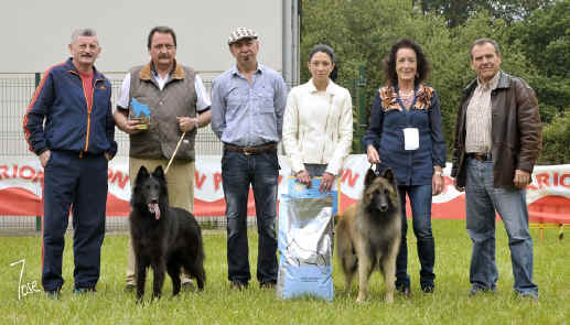 U_05_Mejores_jovenes_2066_MZN15W.jpg (115411 bytes)