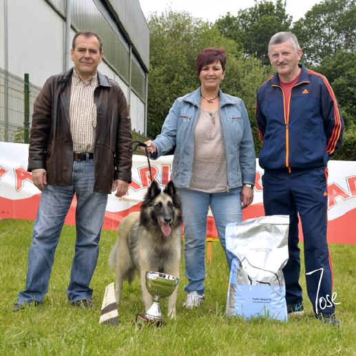 U_08_BIS_autoridades_2160_MZN15W.jpg (76644 bytes)