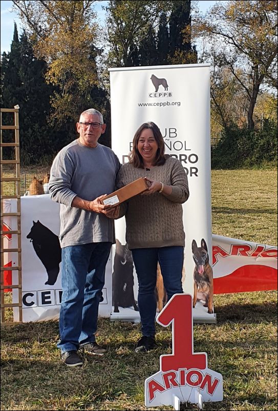 Entrega de obsequio de agradecimiento al veterinario Centro Veterinario Lobera.