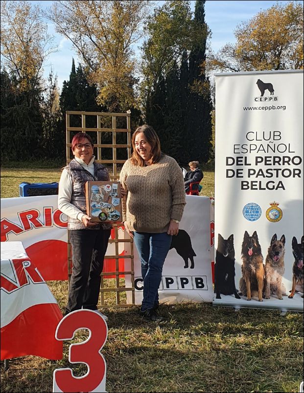 Entrega de obsequio de agradecimiento a D�a. Mercedes Ercilla.